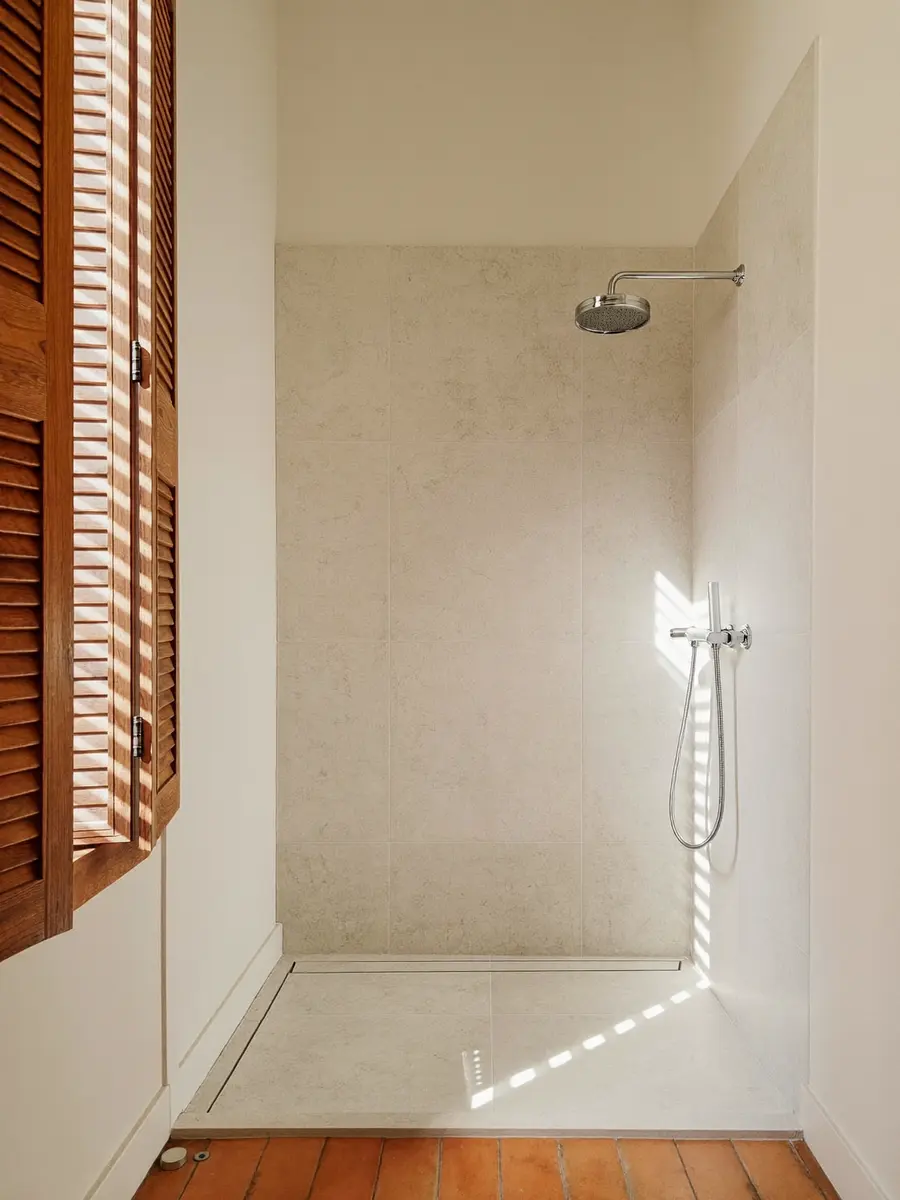 Salle de bain claire avec douche à l’italienne